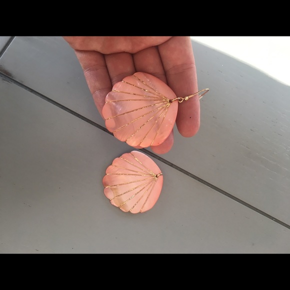 Fun seashell earring - Picture 3 of 3